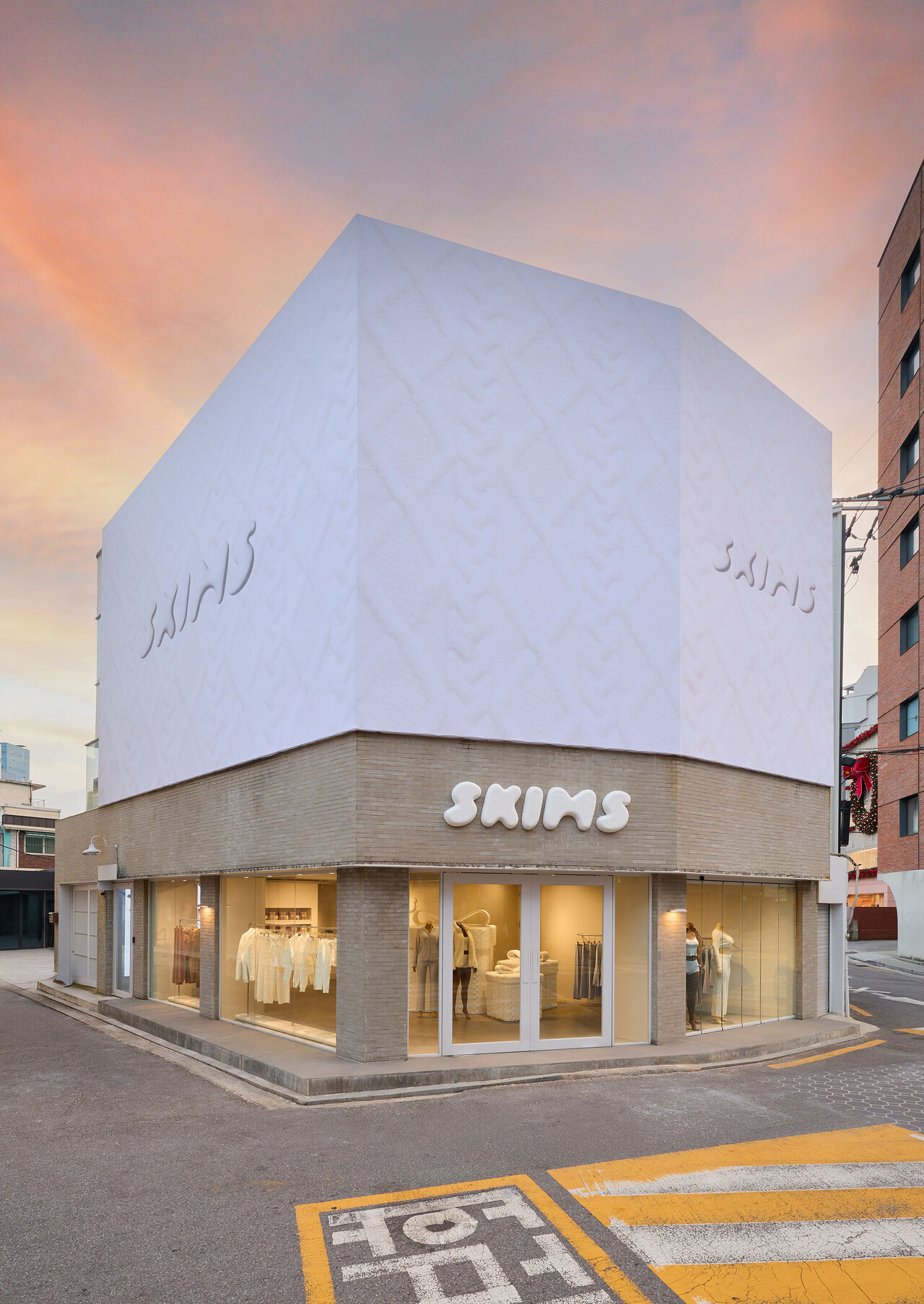 서울 성동구 성수동 '스킴스(SKIMS) 홀리데이 팝업' 외부 전경(톰그레이하운드 성수점). 2025.11.20./사진=현대백화점그룹
