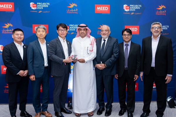 2025년 11월 19일 아랍에미리트 두바이에서 열린 MEED 프로젝트상 시상식에서 삼성E&A APOC 프로젝트 관계자들이 기념사진을 촬영하고 있다. /삼성E&A
