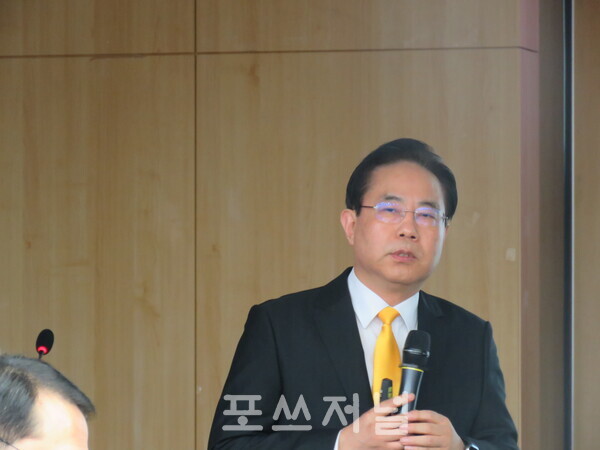 2025년 11월 20일 오전 서울 여의도 국회의원회관 제1세미나실에서 열린 '한중의원연맹 2025 연구용역 결과보고회 - AI 전쟁 중심에 선 중국 반도체 산업의 전망과 한국의 대응 전략' 세미나에서 전병서 중국경제금융연구소 소장이  연구용역 결과를 발표하고 있다. /사진=강민혁 기자