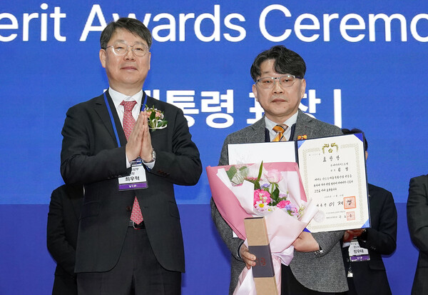 2025년 11월 19일 양재 aT센터에서 열린 '카본 코리아 2025' 개막식에서 산업통상자원부 최우혁 국장(왼쪽)과 HS효성종합기술원 김철 전무가 대통령상 수상 기념 촬영을 하고 있다./사진=HS효성첨단소재