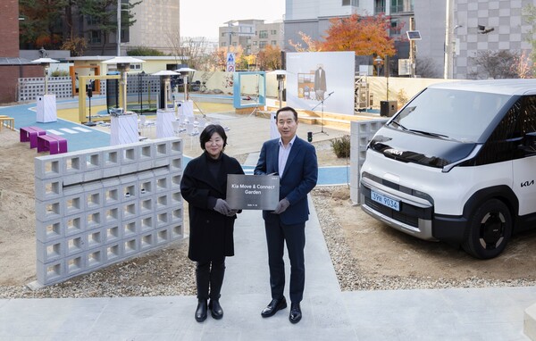 2025년 11월 19일 서울 은평구 소재 꿈나무마을 파란꿈터에서 기아 국내사업본부장 정원정 부사장(오른쪽)과 꿈나무마을 파란꿈터 허경아 원장이 'Move & Connect' 행사 기념 촬영을 하고 있다./사진=기아