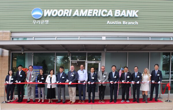 우리아메리카은행이 2025년 11월 19일(현지시각) 미국 텍사스주 오스틴지점 개점행사를 개최했다. 류형진 우리은행 글로벌그룹장(왼쪽 9번째), 이태훈 우리아메리카은행 법인장(왼쪽 13번째), 마크듀발 오스틴 아시안상공회의소 CEO(왼쪽 10번째), 에릭보이스 시더파크 시의원(왼쪽 7번째), 데이브 포터 윌리암슨카운티 경제개발청 이사(왼쪽 8번째), 이옥희 오스틴 한인회장(왼쪽 5번째), 지은현 코리아텍사스포럼 대표(왼쪽 4번째)와 관계자들이 기념촬영을 하고 있다./사진=우리은행