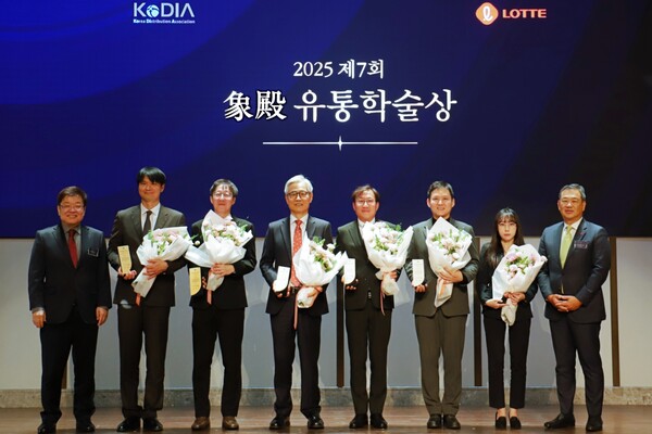 11월 19일(수) 서울 송파구 시그니엘 서울서 '제7회 상전유통학술상' 시상식 단체 기념 촬영을 했다. ‘상전유통학술상’은 유통학계의 우수 연구자를 발굴 및 양성하기 위해 2019년 제정된 상으로, 고(故) 신격호 롯데그룹 창업주의 호(상전·象殿)를 따 명명됐다. 기업이 유통학계 학술인들을 후원하는 유일한 학술상이다. 올해 학술대상은 ESG 연구 업적으로 유통 산업 발전에 이바지한 한상린 한양대 교수가 수상했다.(왼쪽부터) 박경도 한국유통학회장, 이태희 계명대 교수(최우수상 물류), 허원무 인하대 교수(최우수상 학술), 한상린 한양대 교수(학술대상), 김창주 리츠메이칸대 교수(최우수상 학술), 이성호 국립한밭대 교수(최우수상 정책), 이예령 화성의과대 교수(신진연구상), 김상현 롯데 유통군 총괄대표 부회장