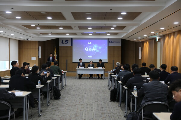 2025년 11월 20일 LS가 LS용산타워에서 에식스솔루션즈 기업공개(IPO) 추진 배경 및 사업 현황을 공유하고 주주들과 소통하기 위한 기업설명회를 개최했다. 사진은 (왼쪽부터) LS 전략금융부문장 박진호 상무, LS CFO 이태호 상무, 에식스솔루션즈 최창희 CEO./사진=LS 