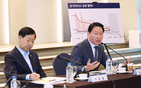 2025년 11월 20일 서울 여의도 CCMM빌딩에서 한국경제인협회(한경협·FKI), 대한상의, 한국중견기업연합회(중견련)이 공동 개최한 제2차 기업성장포럼에 참석한 최태원 대한상의 회장이 인사말을 하고 있다./사진=대한상공회의소