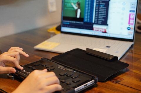 시각장애 학생이 대체 자료를 활용해 인터넷 강의를 수강하고 있는 모습./사진=SK행복나눔재단