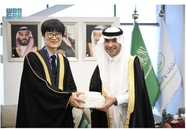 2025년 11월 18일 사우디아라비아 리야드에서 열린 '시티스케이프 국제 엑스포' 현장에서 이해진 네이버 의장(왼쪽)이 마지드 알호가일 사우디 자치행정주택부 장관과 선물을 주고 받고 있다./2025.11.20 SPA 화면 캡처.