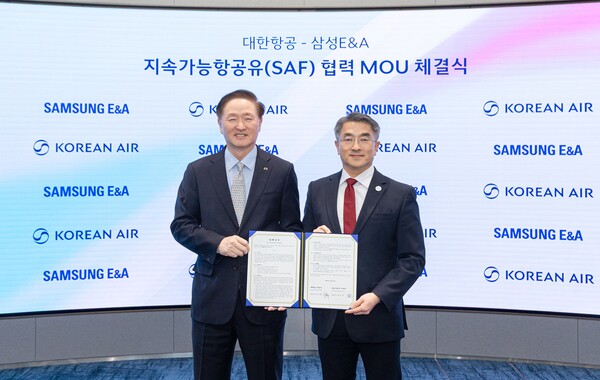 2025년 11월 20일 강서구 대한항공 본사에서 삼성E&A 남궁 홍 사장(오른쪽)과 대한항공 우기홍 부회장이 업무협약을 체결한 뒤 기념사진을 촬영하고 있다. /삼성E&A