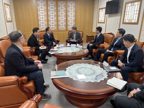 이종화 수협중앙회 수산경제연구원장(왼쪽 세 번째), 이욱 농협중앙회 미래전략연구소장(왼쪽 네 번째) 등이 2025년 11월 20일 농협중앙회에서 열린 농어촌분야 연구협력을 위한 기관·단체 정보교류 간담회에서 협력 방안을 논의하고 있다. / 사진=수협중앙회