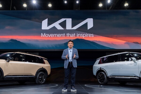 2025년 11월 20일(현지시간) 미국 LA 컨벤션 센터에서 열린 '2025 LA 오토쇼'에서 윤승규 기아 북미권역본부장 부사장이 신형 텔루라이드에 대해 설명하고 있다. 왼쪽 차량은 신형 텔루라이드 오프로드 특화 모델 X-Pro, 오른쪽 차량은 신형 텔루라이드 하이브리드.