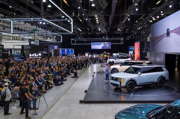 2025년 11월 20일(현지시간) 미국 LA 컨벤션 센터에서 열린 '2025 LA 오토쇼'에서 신형 텔루라이드 보기 위해 기아 전시 부스에 관객들이 운집해 있다./사진=기아 