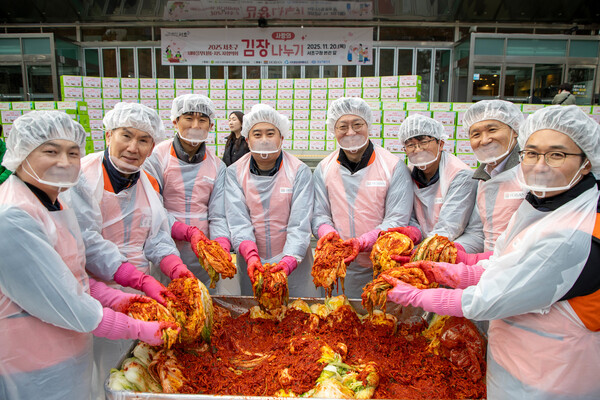 2025년 11월 20일 서초구청 광장에서 호반그룹이 서초구와 함께 '2025 사랑의 김장 나누기' 봉사활동을 진행한 가운데 문갑 호반건설 경영부문대표(왼쪽 2번째) 등 관계자들이 기념사진을 촬영하고 있다. /호반그룹