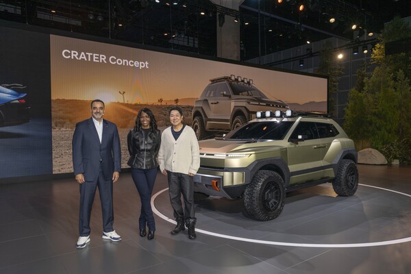 2025년 11월 20일(현지시간) 미국 LA 컨벤션 센터에서 열린 ‘2025 LA 오토쇼’에서 (왼쪽부터) 현대차 북미권역본부장 랜디 파커 CEO와 현대차 북미 제품 담당 임원 올라비시 보일, 현대제네시스글로벌디자인담당 이상엽 부사장이 ‘크레이터’와 함께 기념 촬영을 하고 있다./사진=현대차