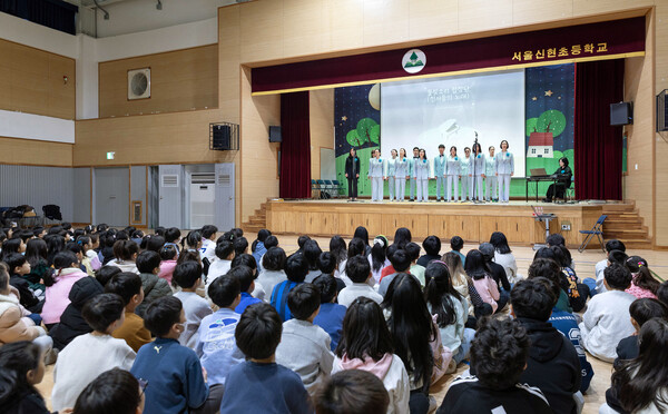 코웨이 물빛소리 합창단이 2025년 11월 19일 신현초등학교에서 합창 공연 및 장애 인식 개선 교육을 진행하고 있다. / 사진=코웨이