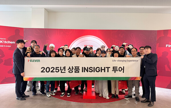 상품 인사이트 투어 관계자들이 2025년 11월 20일 하림산업 익산 공장에서 기념사진을 찍고 있다. / 사진=세븐일레븐