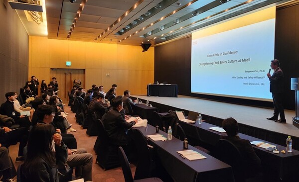 2025년 11월 20일 제주 해비치 호텔에서 개최된 제40회 정기학술대회에서 매일유업이 품질안전문화 구축을 위한 활동들과 개선사항 사례를 발표하고 있다. / 사진=매일유업