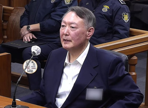 윤석열 전 대통령이 2025년 11월 19일 서울 서초구 서울중앙지방법원에서 열린 한덕수 전 국무총리의 내란 재판에 증인으로 출석해 한 전 총리가 계엄 선포에 반대했다는 취지로 증언하고 있다. /서울중앙지법 제공