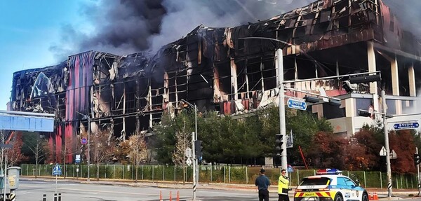 2025년 11월 15일 오전 충남 천안시 동남구 풍세면 이랜드패션 물류센터에서 불이 나 소방 당국이 화재 진압에 나선 가운데, 불에 탄 건물 골조가 드러나 있다./연합뉴스