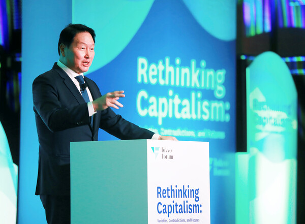 2025년 11월 21일 일본 도쿄대 야스다 강당에서 개최된 '도쿄포럼 2025'에서 최태원 SK그룹 회장이 개회사를 진행하고 있다./사진=SK