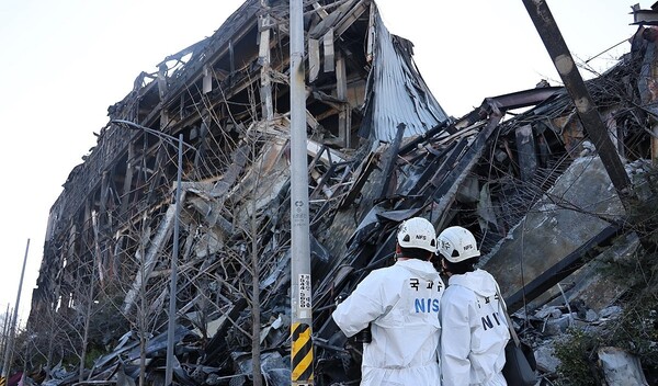 국립과학수사연구원 관계자들이 2025년 11월 21일 오전 충남 천안시 동남구 이랜드패션 물류센터에서 현장을 살피고 있다. / 사진=연합