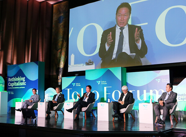 최태원 SK그룹 회장이 21일 일본 도쿄대 야스다 강당에서 열린 '도쿄포럼 2025'의 비즈니스 리더 세션에 참석해 토론하고 있다. (왼쪽부터) 박철희 일본 국제문화회관 특별고문(前 주일대사), 후지이 테루오 도쿄대 총장, 최태원 SK그룹 회장, 이와이 무츠오 일본경제동우회 회장대행 겸 일본담배산업 이사회 의장, 이한주 뉴베리글로벌 회장./SK