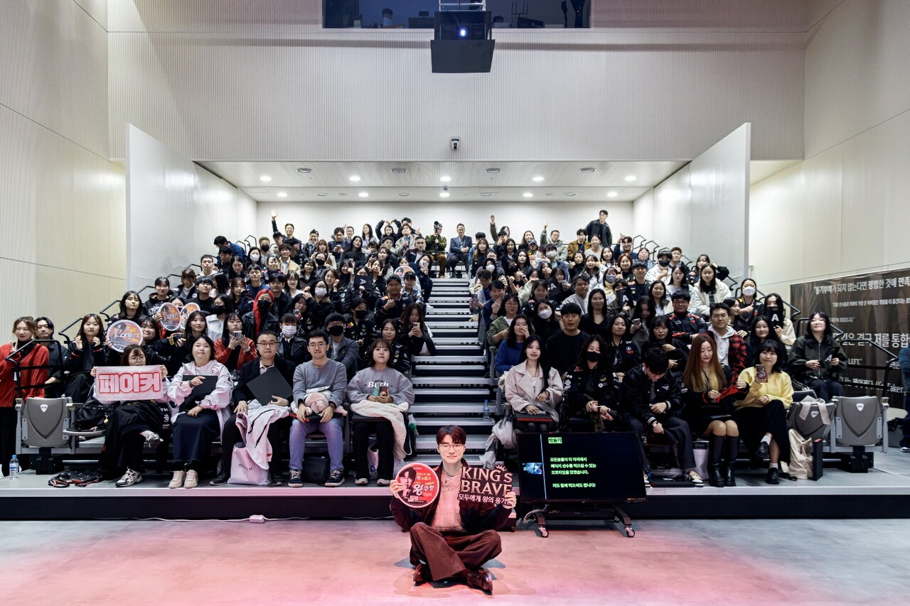 2025년 11월 22일 서울 강남구 C-SQUARE(씨스퀘어)에서 열린 ‘킹스브레이브(KING’s BRAVE) 토크콘서트’에 참석한 왕뚜껑 구매 고객 100여명이 글로벌 e스포츠 스타 ‘페이커’ 이상혁 선수와 함께 기념사진을 촬영하고 있다. 2025.11.24./사진=팔도
