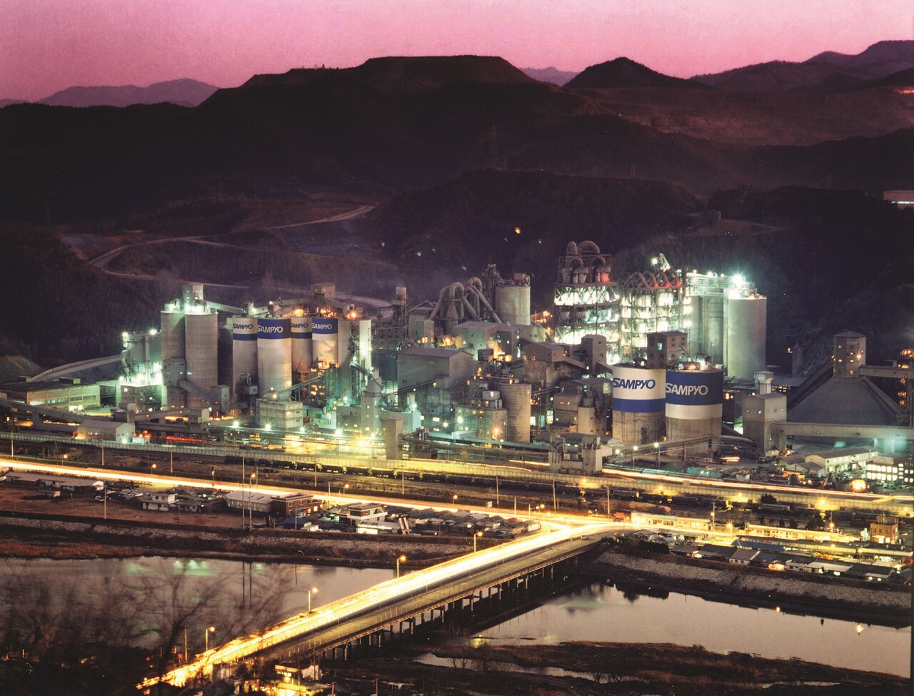 삼표시멘트 삼척공장 야간 전경. 2025.11.24./사진=삼표그룹