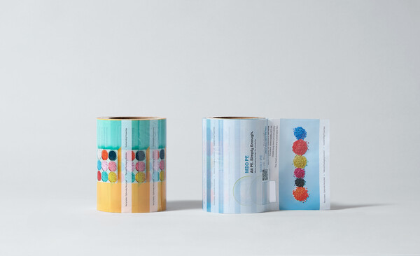 LG화학의 유니커블(UNIQABLE™) 소재로 만든 초박막 필름(MDO PE)./사진=LG화학