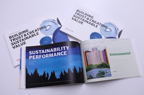 장애인 예술단이 직접 그린 그림이 적용된 HDC현대산업개발의 2025 지속가능경영보고서. 2025.11.24./사진=HDC현대산업개발