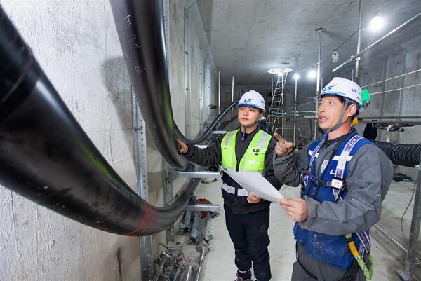 LS전선 직원이 세계 최대 송전 용량인 500kV급 HVDC 케이블이 투입되는 ‘동해안-신가평’ 시공 현장을 점검하고 있다./사진=LS전선