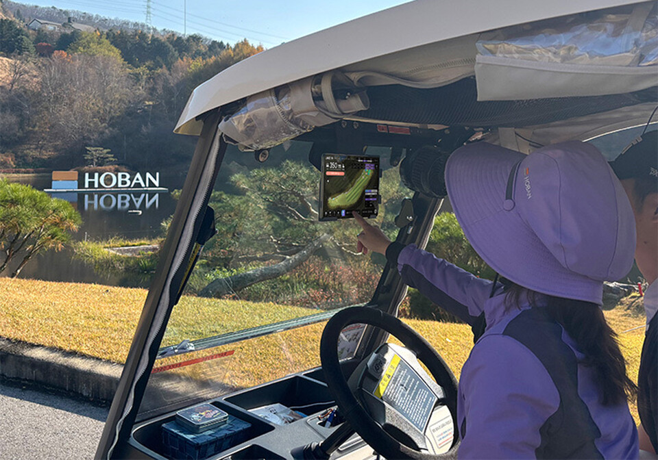 골프카에 탑승한 서서울CC 관계자들이 브이골프가 탑재된 단말기로 골프장 코스를 살펴보고 있다. 2025.11.24./사진=호반그룹