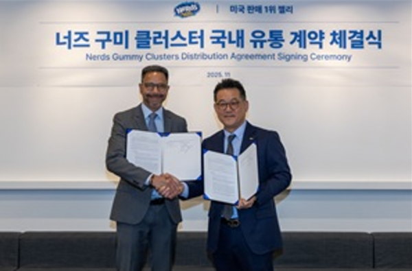 매일유업은 최근 서울 종로구에 위치한 매일유업 본사에서 미국 제과기업 페라라 캔디 컴퍼니와 매일유업이 국내 독점 유통계약을 체결했다. 페라라 캔디 컴퍼니의 Guillaume Simon 해외사업총괄(왼쪽)과 매일유업 곽정우 대표이사가 계약 후 기념 촬영을 하고 있다./2025.11.24. 매일유업