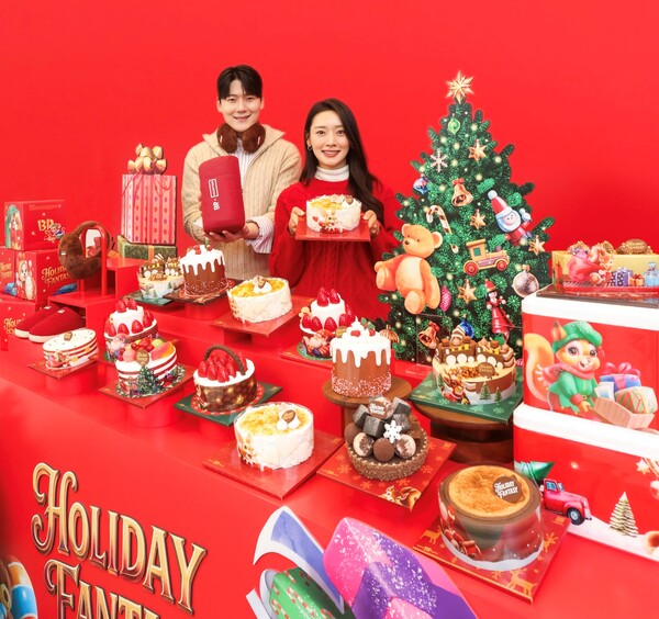 2025년 11월 24일 ‘워크샵 by 배스킨라빈스’에서 모델들이 ‘홀리데이 판타지’ 크리스마스 케이크 라인업과 영국 브랜드 ‘헌터(Hunter)’와 협업한 겨울 굿즈를 함께 소개하고 있다.