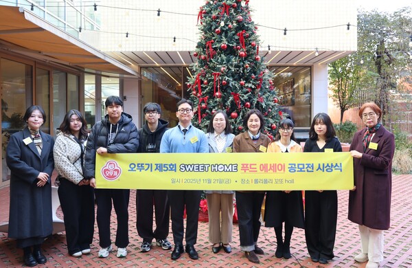 오뚜기가 2025년 11월 21일 자사 브랜드공간 '롤리폴리 꼬또'에서 제5회 스위트홈 푸드 에세이 공모전 시상식을 개최했다. 수상자들이 기녀촬영을 하고 있다./오뚜기