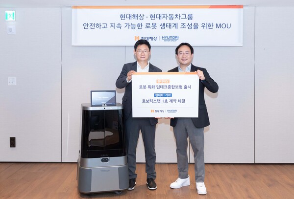 2025년 11월 24일 서울시 종로구 현대해상 본사에서 열린 ‘로보틱스 기반 보험 및 금융 서비스 고도화를 위한 업무협약(MOU)’에서 현대해상 기업보험부문장 윤의영 전무(왼쪽)와 현대차·기아 로보틱스랩 현동진 상무가 기념촬영을 하고 있다./사진=현대차