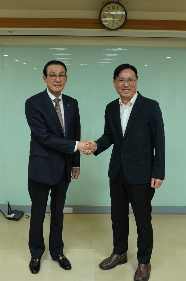 노동진 수협중앙회장(왼쪽)과 왕마오첸 대만 수산청장이 2025년 11월 20일 타이베이 중정구 대만 어업서에서 기념 촬영을 하고 있다. / 사진=수협중앙회