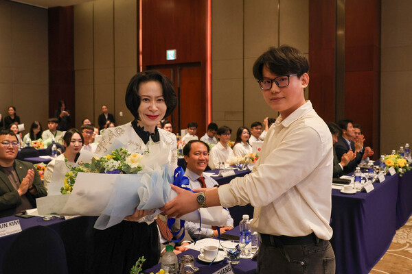 장혜선 롯데장학재단 이사장(왼쪽)과 장학생이 2025년 11월 19일 롯데호텔 호치민에서 열린 '신격호 롯데 글로벌 장학금 수여식'에서 기념사진을 촬영하고 있다. / 사진=롯데장학재단