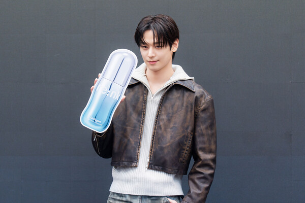 리엔케이 W컨셉 기획전 성료를 기념해 팬사인회를 진행한 브랜드 모델 더보이즈 주연이 기념사진을 촬영하고 있다. /2025.11.24. 코웨이