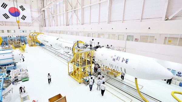 고흥 나로우주센터 조립동에서 2025년 11월19일 연구진들이 누리호 4차 발사 총조립을 수행하고 있다./한국항공우주연구원