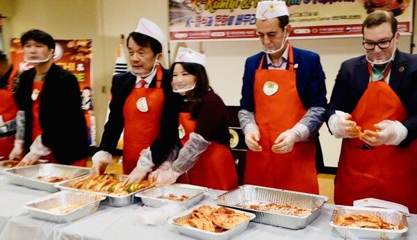 CJ제일제당이 후원해 2025년 11월 23일 열린 미국 ‘버지니아 김치의 날’ 행사에서 한인회 관계자와 아이린 신 버지니아 하원의원을 비롯한 주 정치인들이 김치를 담근 후 기념촬영을 하고 있다. /CJ제일제당