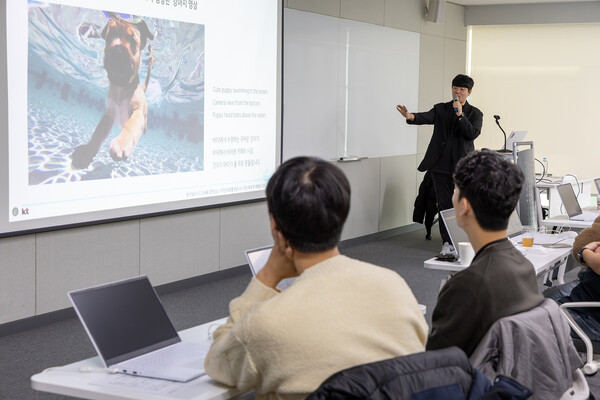 최근 진행한 AI 교육에 참가한 협력사 직원들의 학습 모습./사진=KT