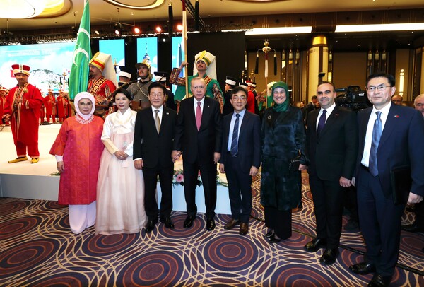 2025년 11월 24일(현지시간) 튀르키예 앙카라에서 양국 정부 및 기업 관계자들이 기념촬영을 하고 있다. 사진은 왼쪽부터 튀르키예 영부인 에미네 에르도안 여사, 영부인 김혜경 여사, 이재명 대통령, 레제프 타이이프 에르도안 튀르키예 대통령, 김승주 SK플라즈마 대표, 파트마 메릭 일마즈 튀르키예 적신월사 총재, 메흐메트 파티흐 카치르 튀르키예 산업·기술부 장관, 정연두 주튀르키예 대사./사진=SK플라즈마