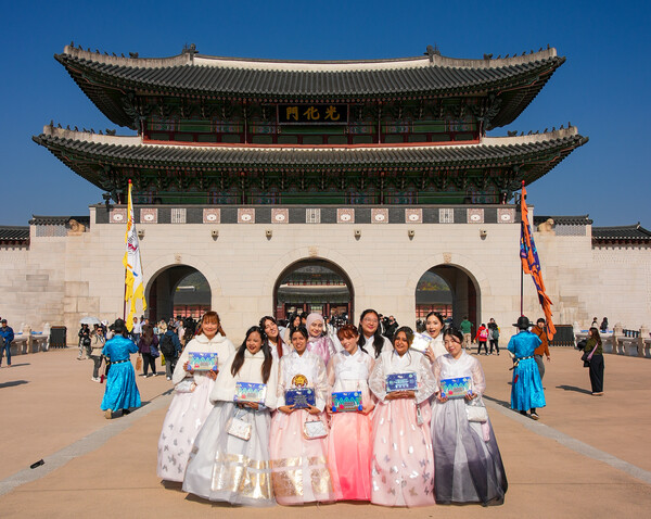 롯데웰푸드 ‘빼빼로 Agent:P(에이전트 피)’ 활동 인원이 경복궁을 방문해 기념 촬영을 하고 있다./롯데웰푸드