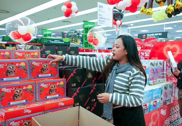 롯데웰푸드 ‘빼빼로 Agent:P(에이전트 피)’ 활동 인원이 마트에 진열된 빼빼로를 배경으로 콘텐츠 촬영을 하고 있다./롯데웰푸드