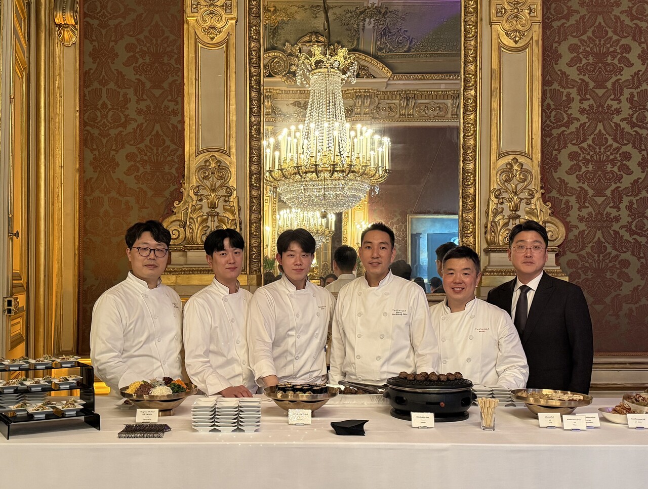 ‘라 리스트 10주년 어워즈’ 칵테일 리셉션에서 한식을 선보인 서울신라호텔 셰프들이 단체 기념사진을 촬영하고 있다. 2025.11.25./사진=호텔신라