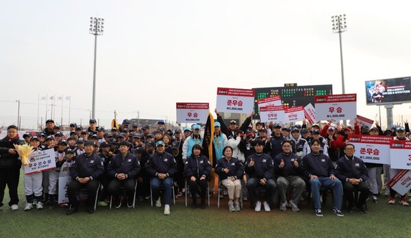 컴투스는 자사가 후원한 '제3회 한국프로야구선수협회장기 컴투스프로야구 리틀&여자야구대회'가 성황리에 마무리됐다고 2025년 11월 25일 밝혔다. ‘제3회 선수협회장기 리틀&여자야구대회’ 단체사진. /사진=컴투스