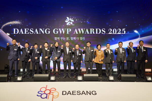 대상 임직원이 2025년 11월 24일 서초구 JW 메리어트 호텔 서울에서 열린 'GWP AWARDS 2025'에서 파트너사 관계자들과 함께 기념사진을 촬영하고 있다. /대상