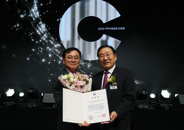 2025년 11월 25일 서울 엘타워에서 열린 ‘2025년 지역사회공헌 인정의 날’ 시상식에서 최형식 HS효성 커뮤니케이션실 상무(왼쪽)와 김성이 한국사회복지협의회장이 기념촬영을 하고 있다./사진=HS효성