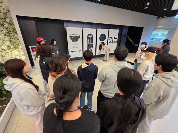 이주배경 청소년들이 2025년 11월 21일 교촌에프앤비㈜ 판교 본사에서 진행된 ‘기업탐방’ 프로그램에 참여해 사옥을 둘러보고 있는 모습. /교촌에프앤비