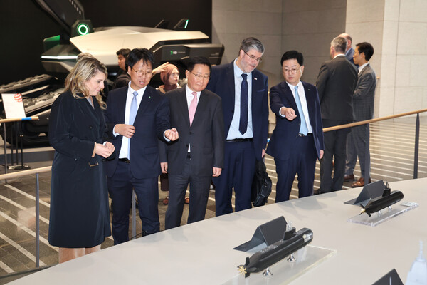 2025년 11월 25일 멜라니 졸리 캐나다 산업부 장관과 필립 라포튠 주한 캐나다 대사 일행이 HD현대 조석 부회장, HD현대중공업 주원호 사장과 함께 HD현대 글로벌R&D센터에서 미래형 선박·잠수함·호위함 등 함정 모형을 둘러보고 있다./사진=HD현대